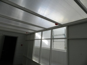 Офисная перегородка из профиля Алютех с потолочным перекрытием из сотового поликарбоната             